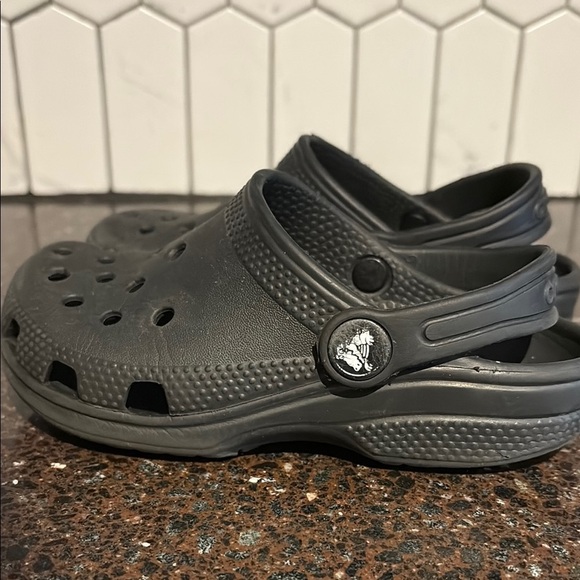 Crocs Unisex Kids Classic Clogs Shoes Black Slip-On Perforated C10 - Picture 2 of 5